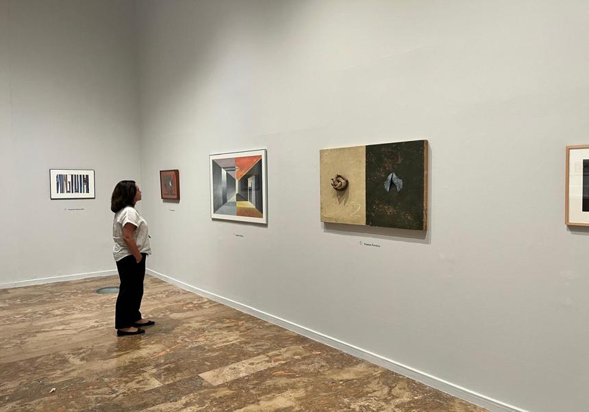 Una mujer contempla la exposición en La Nau.